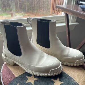 Camper Pix Leather Woman’s Chelsea Boots In Sz 39 in gently used condition